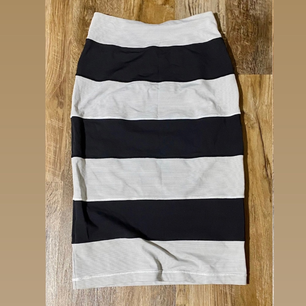 Lululemon Yoga Over Pencil Skirt White Striped/black size 8